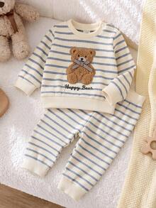 SHEIN Playful Pals 2件組新生男嬰運動衫＋長褲，可愛杏色卡其熊刺繡蝴蝶結條紋羅紋長袖圓領生日秋季Katseye慢跑套裝 - 藍白色 - 查看 4