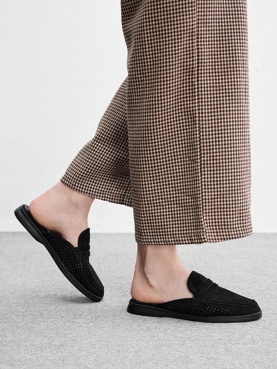 CUCCOO BIZCHIC Fashion Women's Black Suede Hollowed Out Comfortable Commuting Women's Mule Shoes Women's Flat-Soled Shoes Are Suitable For Outdoor Vacation Shopping To Work, Daily Commuting Versatile Flat-Soled Women's Shoes