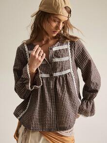 SHEIN Blus Wanita Leher Bulat Lengan Mengembang Hiasan Renda Patchwork Motif Kotak-kotak Vintage Gaya Rumah Pedesaan dengan Tali Serut, Desain Elegan untuk Makan Siang Piknik, Motif Kotak-kotak Cokelat Musim Gugur - Coklat - View 1