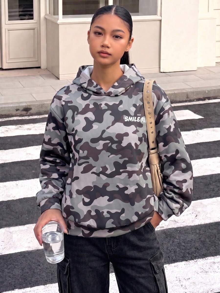 青少年女孩迷彩套頭運動衫,灰色/綠色迷彩印花,胸前微笑字母印花,寬鬆版型,休閒校園秋季穿搭 - 軍綠色 - 查看 1