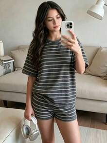 SHEIN 女童（大童）2件組T恤套裝，可愛歐風黑白條紋針織經典元素圓領短袖上衣搭配寬鬆短褲，適合日常穿著、購物、聚會、戶外休閒活動，夏季穿搭 - 彩色 - 查看 4