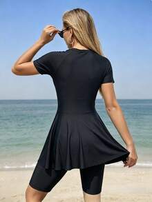SHEIN Swim 女款夏季純黑色落肩短袖洋裝泳衣，附百慕達平腿泳褲 2 件套，圓領、抓皺腰部、保守全遮蓋修身海灘度假泳裝 - 黑色 - 查看 2