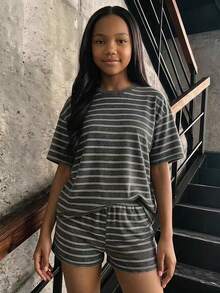SHEIN 女童（大童）2件組T恤套裝，可愛歐風黑白條紋針織經典元素圓領短袖上衣搭配寬鬆短褲，適合日常穿著、購物、聚會、戶外休閒活動，夏季穿搭 - 彩色 - 查看 5