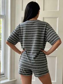 SHEIN 女童（大童）2件組T恤套裝，可愛歐風黑白條紋針織經典元素圓領短袖上衣搭配寬鬆短褲，適合日常穿著、購物、聚會、戶外休閒活動，夏季穿搭 - 彩色 - 查看 3