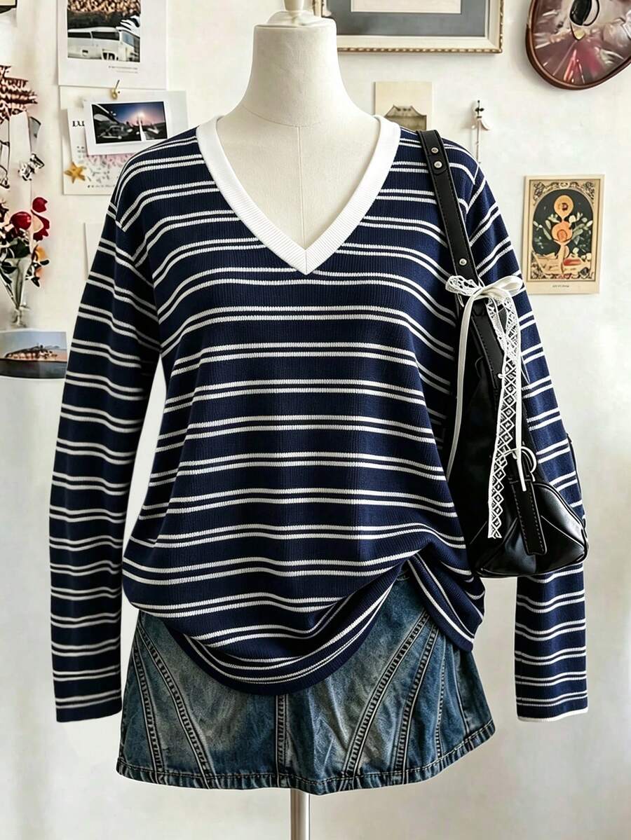 SHEIN 青少年女孩 V 領條紋拼色休閒校園風百搭日常穿著 T-shirt 海軍藍 秋季 - 藏蓝色 - 查看 1