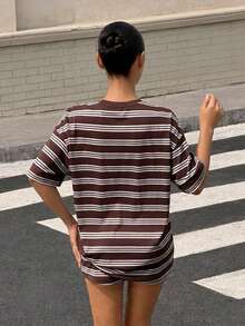 SHEIN 2件套运动学院风条纹印花少女休闲宽松圆领短袖T恤和短裤套装，适合春夏穿着 - 彩色 - 查看 2