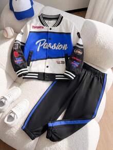 SHEIN Playful Pals 2件組男童秋冬時尚街頭風學院風休閒藍黑白拼色字母印花賽車棒球夾克搭配鬆緊腰長褲運動套裝，適合日常穿著與多種場合 - 藍白色 - 查看 1