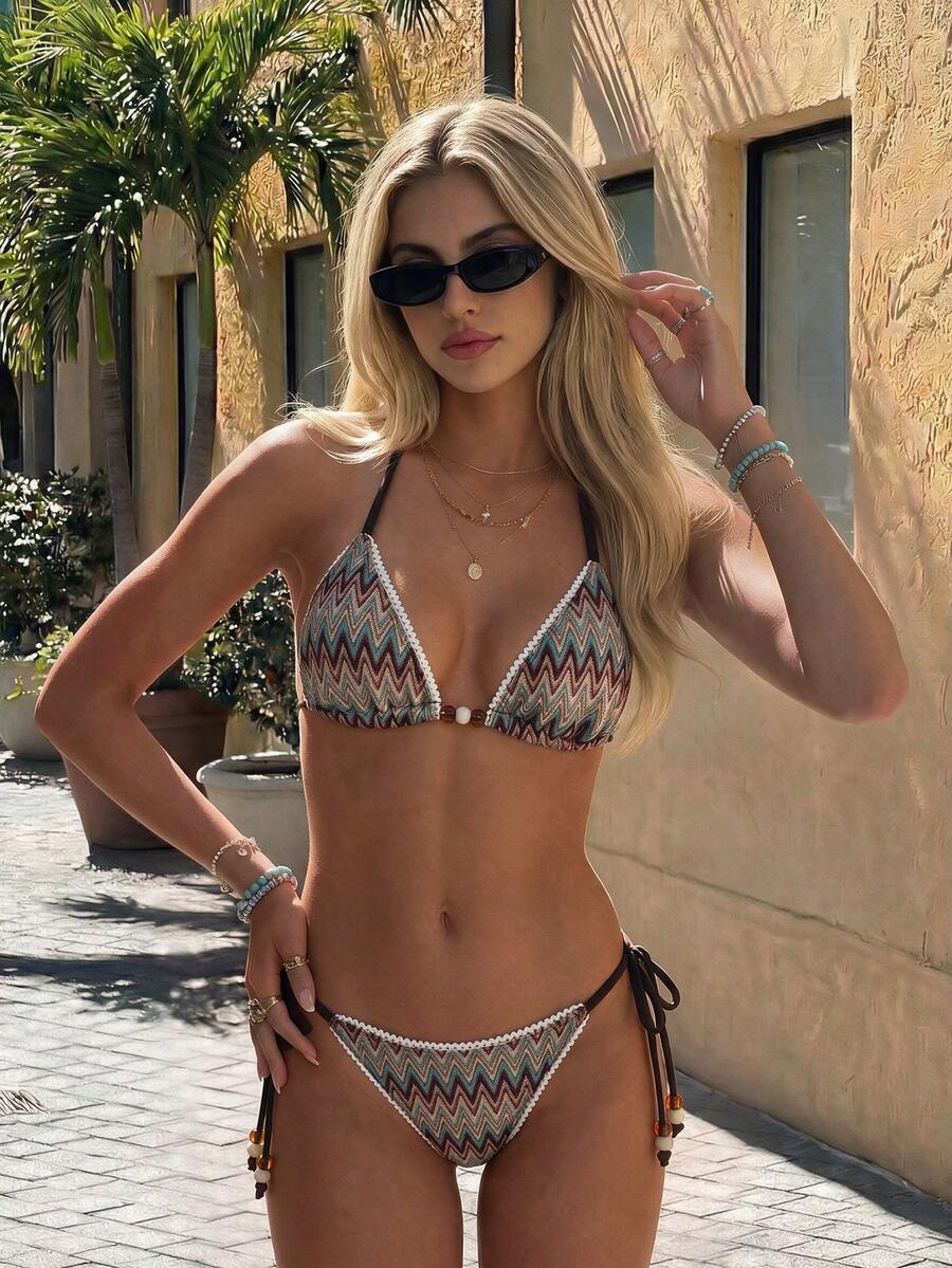 SHEIN Swim 女款兩件式掛脖綁繩比基尼套裝,極簡性感蕾絲飾邊三角比基尼,適合夏季度假,復古波希米亞鋸齒圖案掛脖綁帶比基尼,附珠飾裝飾,三角比基尼海灘裝 - 彩色 - 查看 1