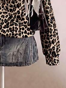 SHEIN EZwear 經典豹紋不對稱領女款運動衫，棕色調，秋季休閒街頭風，適合多種場合，Y2K復古風，返校季秋冬上衣 - 彩色 - 查看 3
