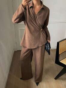 DAZY Setelan 2 potong untuk wanita, model longgar warna polos, kerah asimetris, dasi, gesper logam, kemeja, celana panjang lurus, kasual elegan untuk liburan musim semi dan gugur. - Coklat - View 1