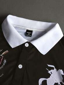 STYNVO 男士騎士字母圖案印花半門襟鈕扣 Polo 衫 - 咖啡棕 - 查看 3