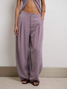 Nöista 这款宽松条纹长裤采用阔腿立体剪裁，选用轻盈的棉麻混纺面料，色调柔和，打造轻松休闲的造型。百搭的设计确保穿着舒适透气。搭配现代中式上衣，适合春、夏、初秋的都市生活和度假穿着。 - 紫色 - 查看 1
