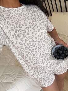 CovetEZ 女款豹紋印花T恤短褲套裝 - 彩色 - 查看 5