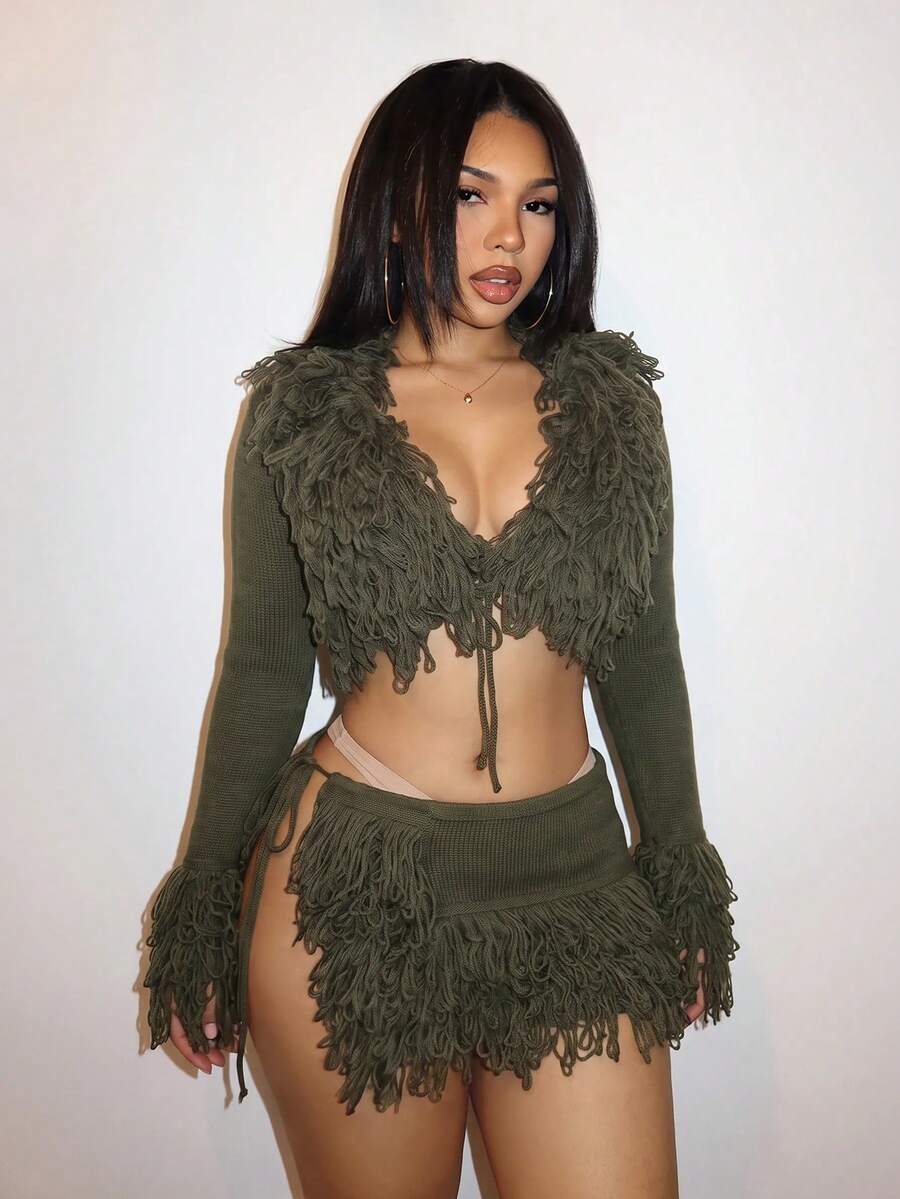 Slaydiva Setelan Rajut 2 Potong Wanita dengan Rumbai, Atasan Crop Berbulu dengan Ikatan Depan dan Rok Mini Lilitan Tidak Beraturan, Gaya Boho Y2K Streetwear, Set Rok Serasi untuk Liburan Pantai