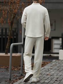 Manfinity CasualCool 男士純色亞麻質感半襟鈕扣休閒熱帶度假長袖襯衫與長褲套裝 - 杏色 - 查看 2