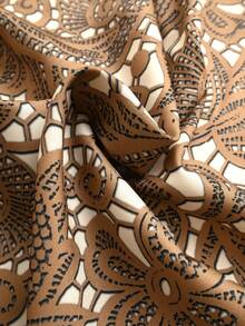Linhara CURVE Gaun Patchwork Renda Motif Cetak Ukuran Plus dengan Potongan Pas Badan - Coklat - View 4