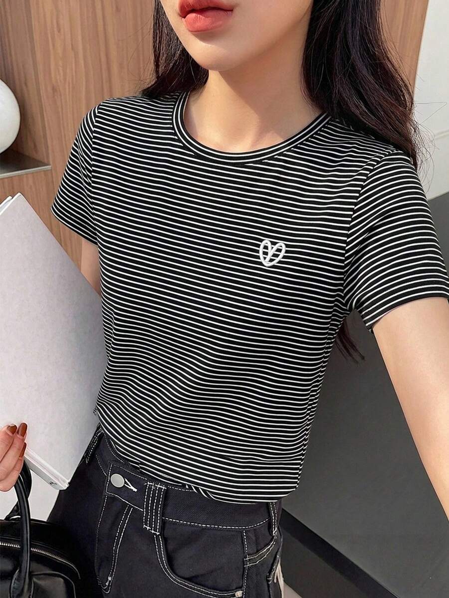 DAZY 夏季黑白條紋拼接刺繡愛心圖案休閒街頭可愛短袖女款T恤 - 黑與白 - 查看 1