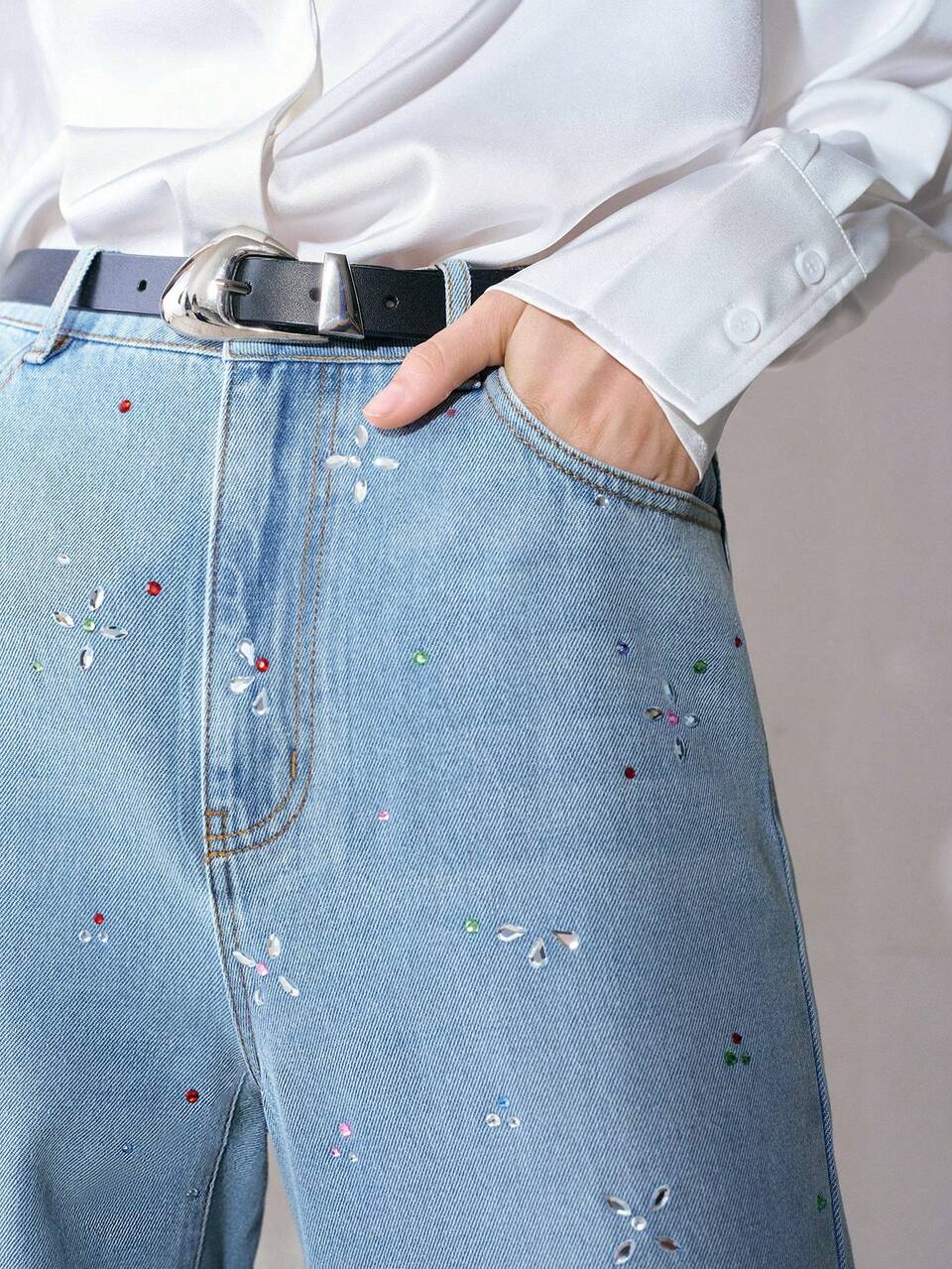 MOTF WOMEN'S RHINESTONE EMBELLISHED SLANTED POCKET DENIM JEANS