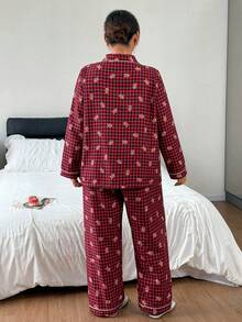 Napfluff CURVE Napfluff CURVE طقم ملابس منزلية من قطعتين بمقاس كبير، أكمام طويلة، بطبعة رجل الزنجبيل اللطيف بنمط عيد الميلاد، مربعات حمراء وسوداء - الأحمر - مشاهدة 2
