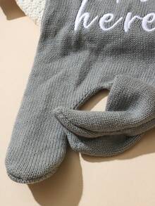 SHEIN 2件組 Hello I'm Here 趣味圖案刺繡新生兒攝影套裝 針織海軍藍連身褲連帽衣 嬰兒拍照道具 秋季款 - 灰色 - 查看 5
