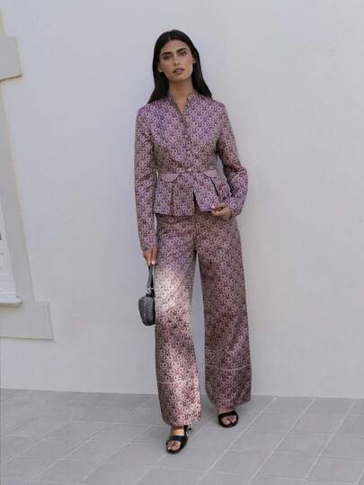 Nöista Parte di un set, pantaloni a gamba dritta in jacquard. Toni lilla, bordatura al polsino. Formale, elegante, lussuoso. Pantaloni da ospite di matrimonio. Autunno, autunno, inverno