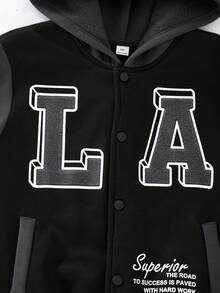 SHEIN 男童秋季抓絨內裡長袖連帽夾克，黑灰拼接連帽抓絨棒球夾克，LA字母印花搭配多款美式標語印花，寬鬆落肩版型，幼童上學旅行復古風兒童夾克，校園夾克，戶外夾克 - 黑色 - 查看 6
