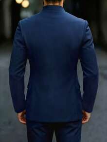 Manfinity AFTRDRK 男士奢華青蛙鈕扣設計立領西裝外套，立領設計增添更多風格與層次感，適合日常通勤、商務、派對與宴會穿著。這款西裝外套是男士衣櫥中不可或缺的多功能單品，是送給男友或丈夫的完美禮物 - 藏蓝色 - 查看 2