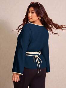 Elaquor Blus Ukuran Plus Elegan untuk Komuter dengan Trim Kontras dan Ikat Pinggang - Navy Blue - View 2