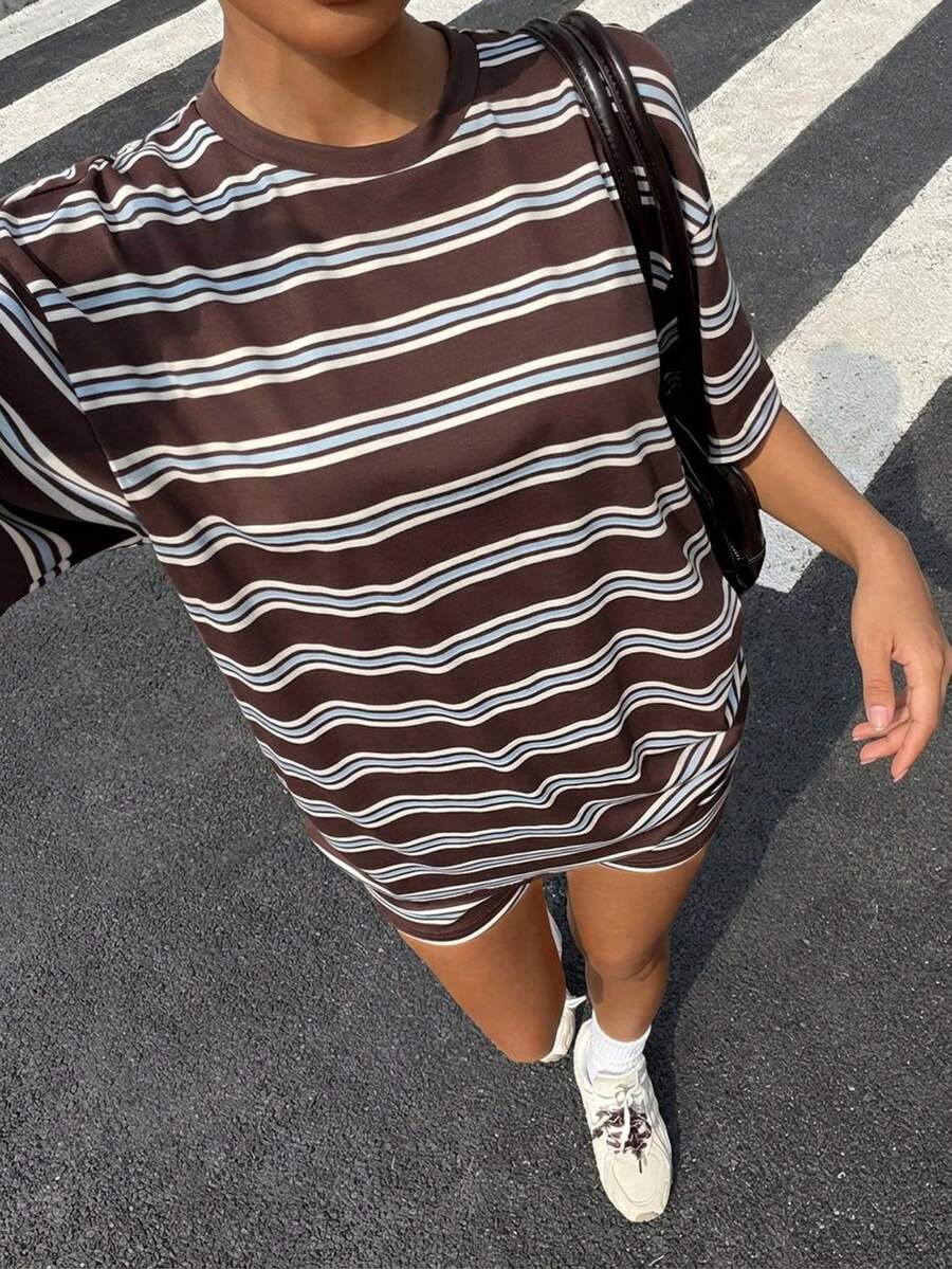 SHEIN 2件套运动学院风条纹印花少女休闲宽松圆领短袖T恤和短裤套装,适合春夏穿着 - 彩色 - 查看 1