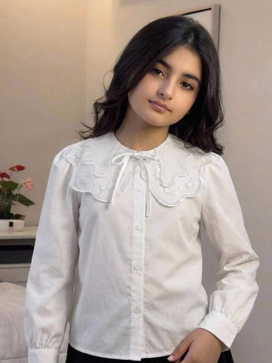SHEIN 少女寬鬆休閒簡約舒適日常穿著學院風白色荷葉邊花瓣袖優雅荷葉飾前排鈕扣誇張蝴蝶結大領襯衫 - 白色 - 查看 1