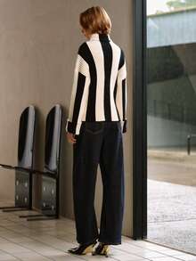 MOTF PREMIUM SWEATER GARIS-GARIS WARNA KONTRAST DENGAN LEHER TINGGI DAN BAHU JATUH - Hitam dan Putih - View 3