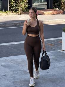 SHEIN Sports Setelan Olahraga Kasual Sehari-hari untuk Wanita Ukuran Plus: Atasan Pendek Polos dan Legging Pinggang Tinggi - Coklat - View 3