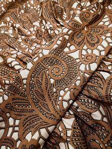 Linhara CURVE Gaun Patchwork Renda Motif Cetak Ukuran Plus dengan Potongan Pas Badan - Coklat - View 7