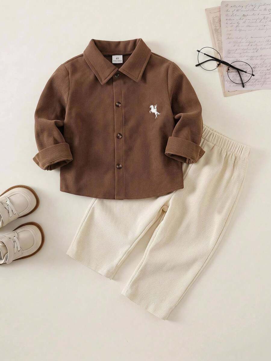 SHEIN 2件組兒童小男孩休閒日常百搭舒適拼色拼接領長袖鈕扣襯衫與素色直筒長褲梭織套裝,適合學校、花園、海灘、生日、秋季、冬季 - 卡其色 - 查看 1