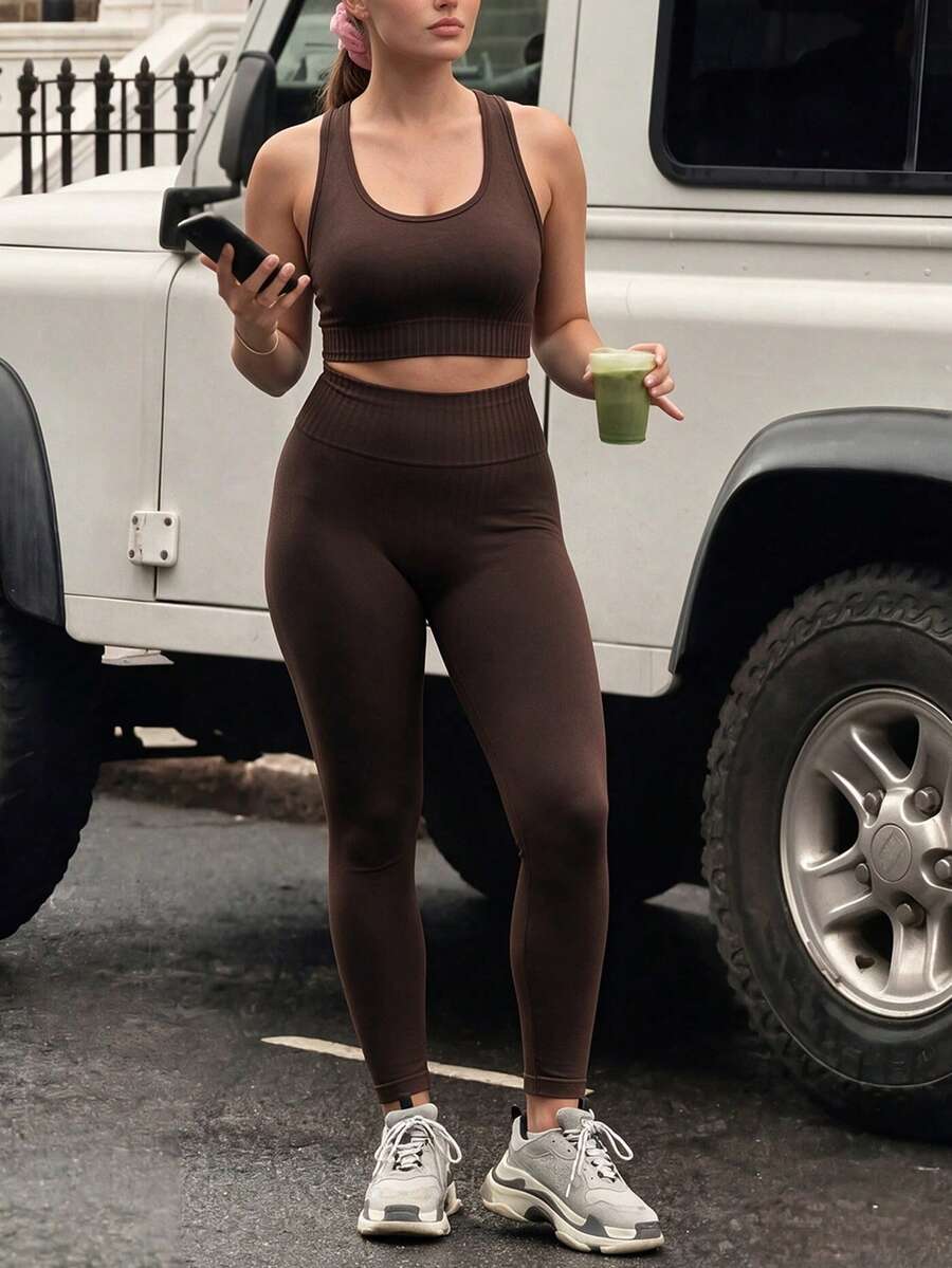 SHEIN Sports Setelan Olahraga Kasual Sehari-hari untuk Wanita Ukuran Plus: Atasan Pendek Polos dan Legging Pinggang Tinggi - Coklat - View 1