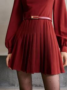 MOTF PREMIUM Vestido corto de diseño elegante con mangas largas plisadas y cuello de barco - Burdeos - Ver 6