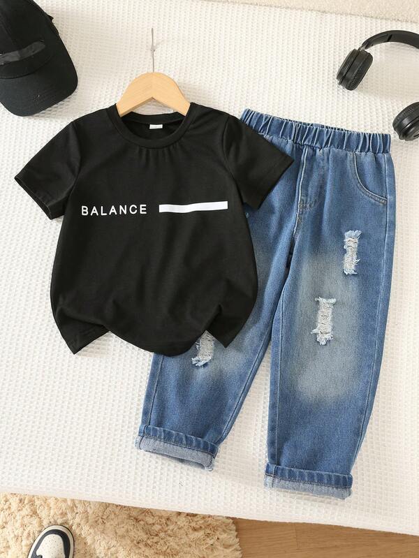 SHEIN Conjunto de 2 piezas para niño con camiseta de manga corta con estampado de letras y jeans rasgados, camiseta negra de cuello redondo con estampado de letras minimalista y jeans de cintura elástica con rasgados y dobladillo enrollado, estilo casual y cool, ropa para niño joven, streetwear diario para primavera/otoño, outfit de campus, diseño de nicho