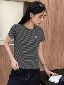DAZY 夏季黑白條紋拼接刺繡愛心圖案休閒街頭可愛短袖女款T恤 - 黑與白 - 查看 5