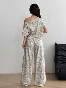 SHEIN EZwear 女款豹紋不對稱露肩上衣與休閒街頭風運動長褲套裝 居家運動灰色豹紋夏季女裝套裝 - 彩色 - 查看 2