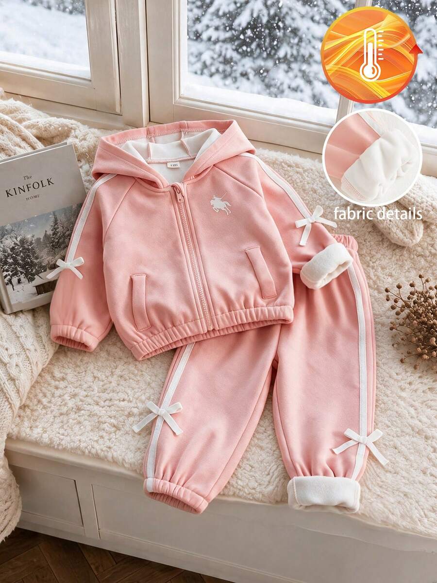 SHEIN 幼女 2件組可愛粉色刷毛連帽外套與長褲套裝，3D蝴蝶結緞帶裝飾與馬匹印花拉鍊夾克，秋冬運動休閒套裝