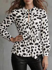 SHEIN Franclia Blus Wanita Kerah Bulat Berlipit Kancing Depan dengan Pita dan Motif Leopard - MultiWarna - View 2