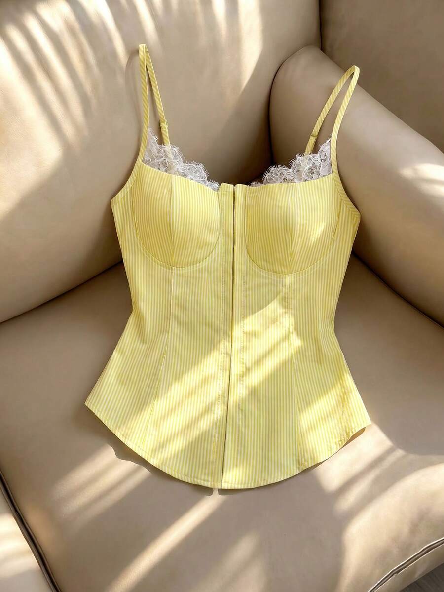 SHEIN Franclia Y2K复古风女式休闲性感夏季撞色蕾丝前扣吊带背心,蓝白条纹搭配黑色蕾丝露脐设计,适合日常穿着、派对、浪漫约会、度假、辣妹俱乐部等场合。 - 黃色 - 查看 1