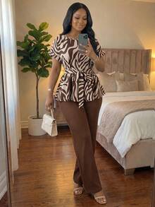SHEIN Lady CURVE 大尺碼女款全印花腰結上衣與長褲休閒優雅 Eleganza 日常兩件套 正式早午餐 米色巧克力棕 夏季 - 棕色 - 查看 6