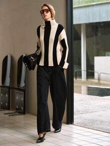 MOTF PREMIUM SWEATER GARIS-GARIS WARNA KONTRAST DENGAN LEHER TINGGI DAN BAHU JATUH - Hitam dan Putih - View 6