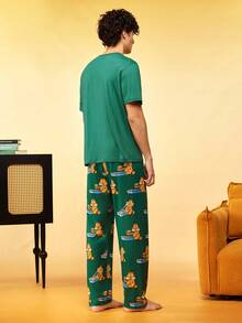 Notgurli GARFIELD | SHEIN 聯名印花男士短袖上衣與長褲家居服套裝 - 綠色 - 查看 3