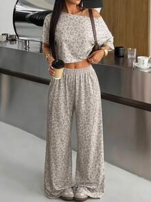 SHEIN EZwear 女款豹紋不對稱露肩上衣與休閒街頭風運動長褲套裝 居家運動灰色豹紋夏季女裝套裝 - 彩色 - 查看 7