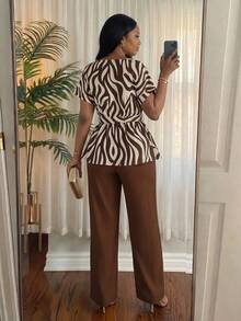 SHEIN Lady CURVE 大尺碼女款全印花腰結上衣與長褲休閒優雅 Eleganza 日常兩件套 正式早午餐 米色巧克力棕 夏季 - 棕色 - 查看 2