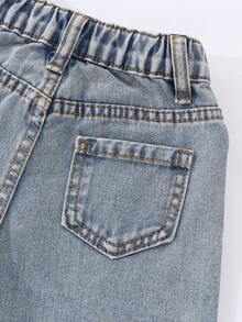 Denimly 青少女拼接刺繡破洞牛仔直筒褲，休閒時尚舒適校園穿搭推薦！淺洗藍舒適面料，膝蓋與腿部多處不對稱破洞設計，破洞處巧妙裝飾拼接刺繡工藝，展現個性與創意，高腰彈性腰頭，穿脫方便，直筒褲型修飾身形比例 - 淺色水洗藍 - 查看 6