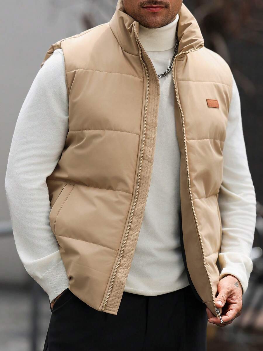 Manfinity CasualCool 卡其色休閒棉質填充背心,基本立領拉鍊口袋設計,男士秋冬通勤輕量保暖層搭背心 - 卡其色 - 查看 1