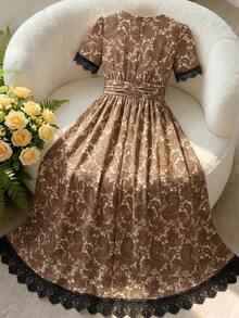 Linhara CURVE Gaun Patchwork Renda Motif Cetak Ukuran Plus dengan Potongan Pas Badan - Coklat - View 2